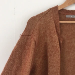 Mohair kofta  - Mjukaste mohair koftan med mycket lyx känsla, ett riktigt kvalitetsplagg. Från Tiger of Sweden. Fantastisk orangemelerad färg. Fint skick men något nopprig nedtill. Passar XS-L