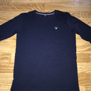 Långarmad gant tröja  - Mörk blå tröja från gant. Köpt på kidsbrandstore och nästan aldrig använts. 