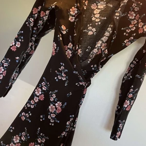 Sommarklänning  - Vara andvänd en gång säljer på grund av har mycket kläder 💕