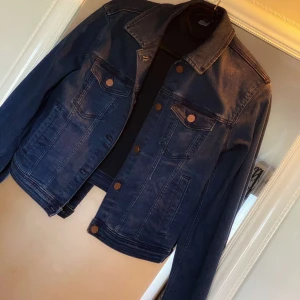 Jeans jacka - Snygg och aldrig andvänd köpte men passade i te mig och lämnade inte tillbaka den för jag glömde