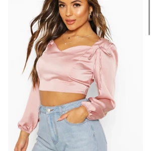 Tröja från Boohoo, storlek 36 - Jätte söt topp som aldrig är använd! Storlek 36! Säljer för 80 kronor❣️❣️