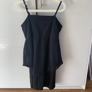 D-XEL - Den perfekta lilla svarta klänningen🤩 perfekt längd på mig som är 165 cm. Använd en gång🌟 beställd från kidsbrandstore förra året!