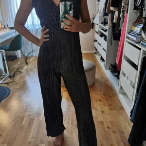 Byxdress - Festlig byxdress från ivyrevel i storlek S💖 Nypris 399kr. Säljer denna för 200kr 💕 frakt ingår! 