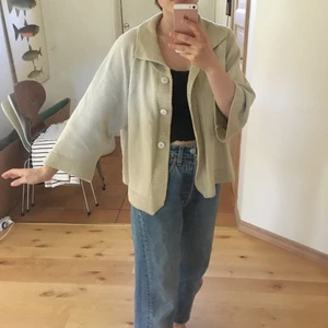 Beige kofta med krage  - Beige kofta utan storlek (uppskattar till M). Skickas mot frakt. 