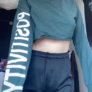 Cropad sweatshirt - En jättefin cropad sweatshirt med trycket ”positivity” på högra armen. Jätteskön och jättebra sick. Väljer man frakt kostar det extra men kan alltid diskutera pris och byten. Skriv privat för mer info och bilder🥰🥰🥰
