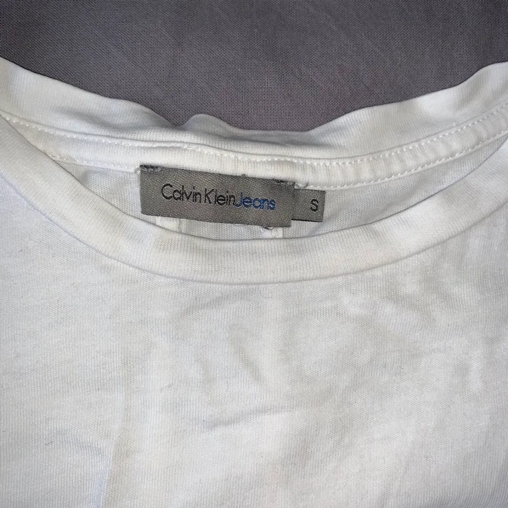 T-shirt från Calvin Klein i storlek S. Använd några gånger men fint skick. Köpt för 299kr. Priset är inkluderat frakt.. T-shirts.
