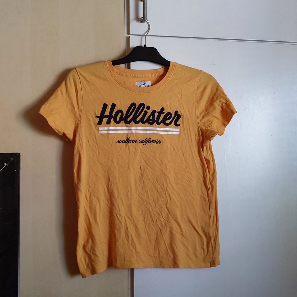 Snygg Hollister t-shirt i gul, svårt att göra färgen rättvisa men den är typ varmt gul. Inte använd så mycket. Storleken är M men skulle nog vilja säga mer S. T-shirts.