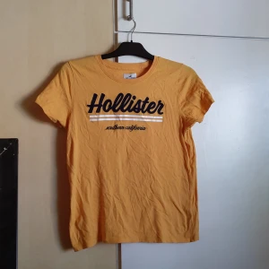 Hollister tröja  - Snygg Hollister t-shirt i gul, svårt att göra färgen rättvisa men den är typ varmt gul. Inte använd så mycket. Storleken är M men skulle nog vilja säga mer S