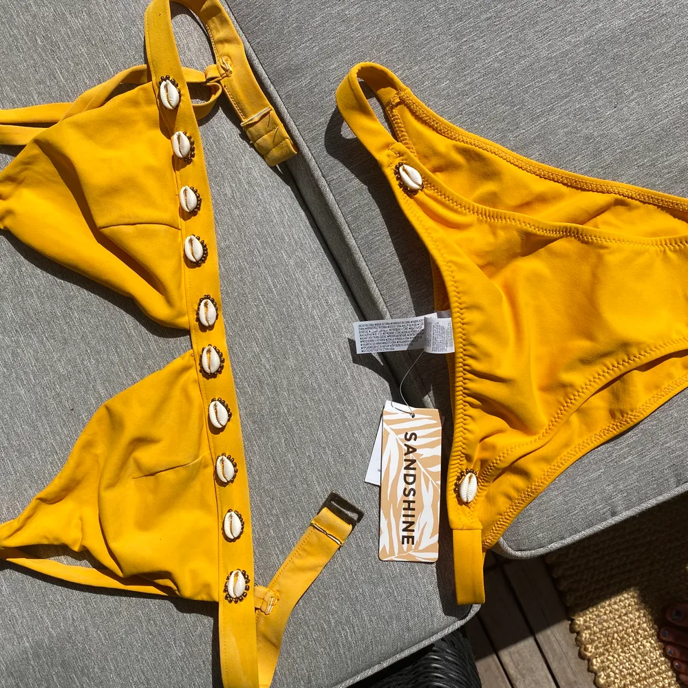 Jätte snygg gul bikini med snäck-detaljer, köpt i costa rica och alldrig använd! Frakt tillkommer. Övrigt.