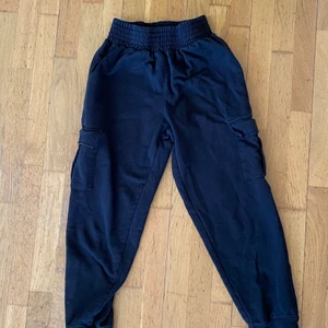 Cargo mjukisbyxor - Svarta cargo mjukisbyxor från Missguided. Använda 2 gånger men säljer pga för små för mig. Köpare står för frakt 🌸✨