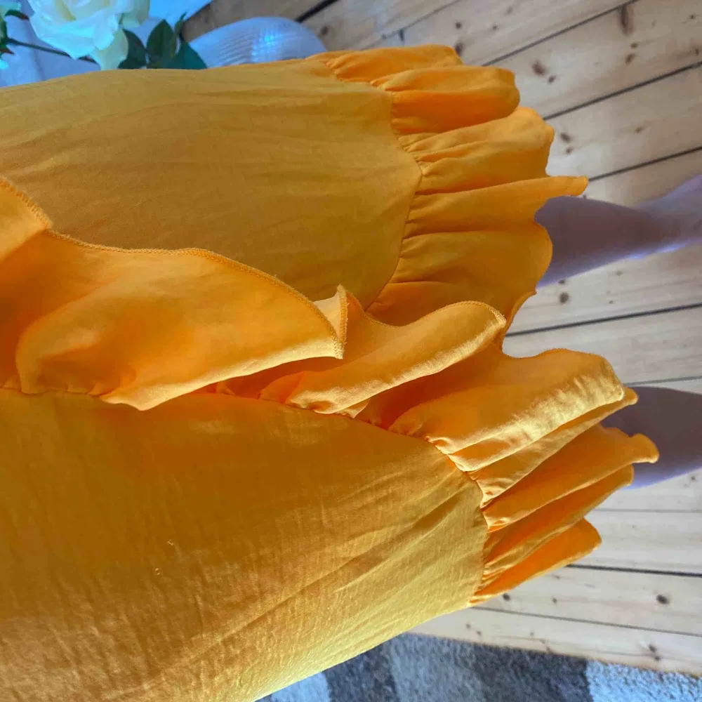 Fin somrig kjol från Na-kd 💞 Dragkedja i midjan och en superfin orange färg, säljer för att den är för liten! Använd några ggr då den är köpt förra sommaren men absolut inte sliten ☺️ frakt tillkommer . Kjolar.