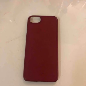  - Rött iPhone 8 mobilskal från Holdit! Skalet är i bra skick! Tillkommer även frakt för 25kr extra🥰