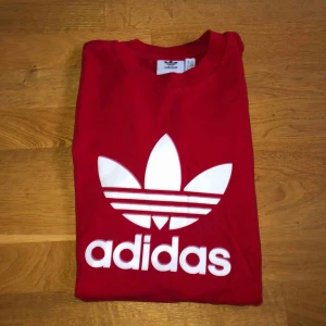  - Mysigt Adidas t-shirt i strl XS. Känns dock något större, passar mig bra som har S/M i vanliga fall. Liten sliten på trycket (se bild 2)  80 kr + frakt