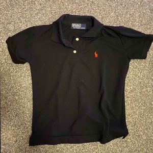  - Svart Ralph lauren pike med rött märke, aldrig andvänd. Säljer pga att den är för liten för mig, skriv om du har frågor eller är intresserad 