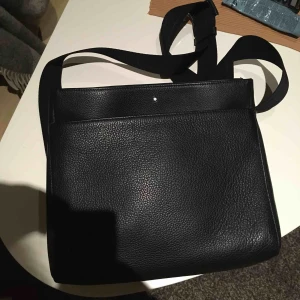  - Säljer min handväska mont blanc är i fin skick använt några få gånger . 