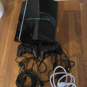  - Playstation 3 60GB som är sparsamt användning. Tillsammans två handkontroller och 7 spel.