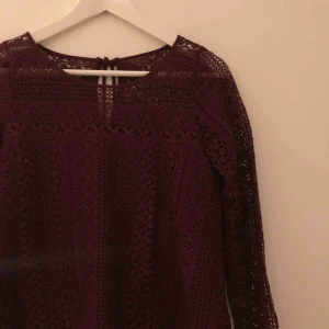  - Hollister blus i vinröd spets. Den är i mycket bra skick.