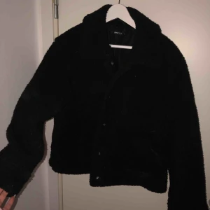  - Teddyjacka från Gina Tricot i storlek 42, endast använd 1 gång så den är som gott som ny ! Frakt står du för själv 🖤