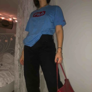  - Säljer min blå fila t-shirt med rött fila tryck, är i bra skick och är knappt använd, frakt ingår ej, skriv privat ifall ni vill ha mer information eller om ni är intresserade❤️