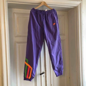  - Vintage NIKE 80/90-tal. Prassligt material med viss fodring. Kan hämtas i Uppsala eller skickas mot fraktkostnad 