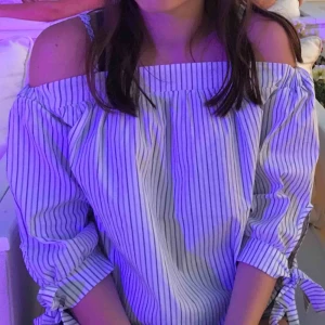  - Säljer den här as söta off-shoulder toppen från BikBok! Köpt för några år sen och använda 3-4 ggr. Finns band till den som man kan ta av! 