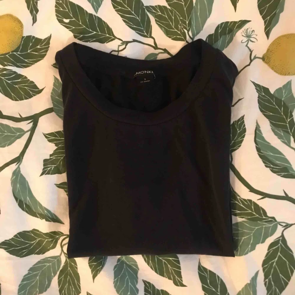 Oanvänd sååå skön t-shirt från monki i storlek S. Världens mjukaste tröja!! För frakt: 80 kr inklusive 💖(eller samfrakt om du vill köpa något annat också). T-shirts.