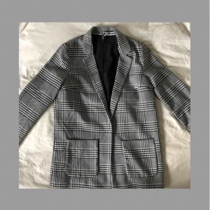  - Superfin svartvit blazer från H&M i gott skick! Frakt tillkommer och betalningen sker via Swish