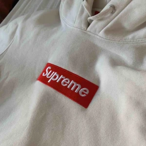Supreme hoodie  - Fint skick, säljes pga att den inte kommer till användning🥰