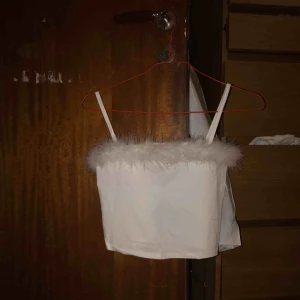  - Extremt fin topp från zaful med vitt ”fluff”! HELT oanvänd endast testad och fotad, förpackning finns kvar, säljer pga fel storlek❤️ frakt 30 kronor tillkommer