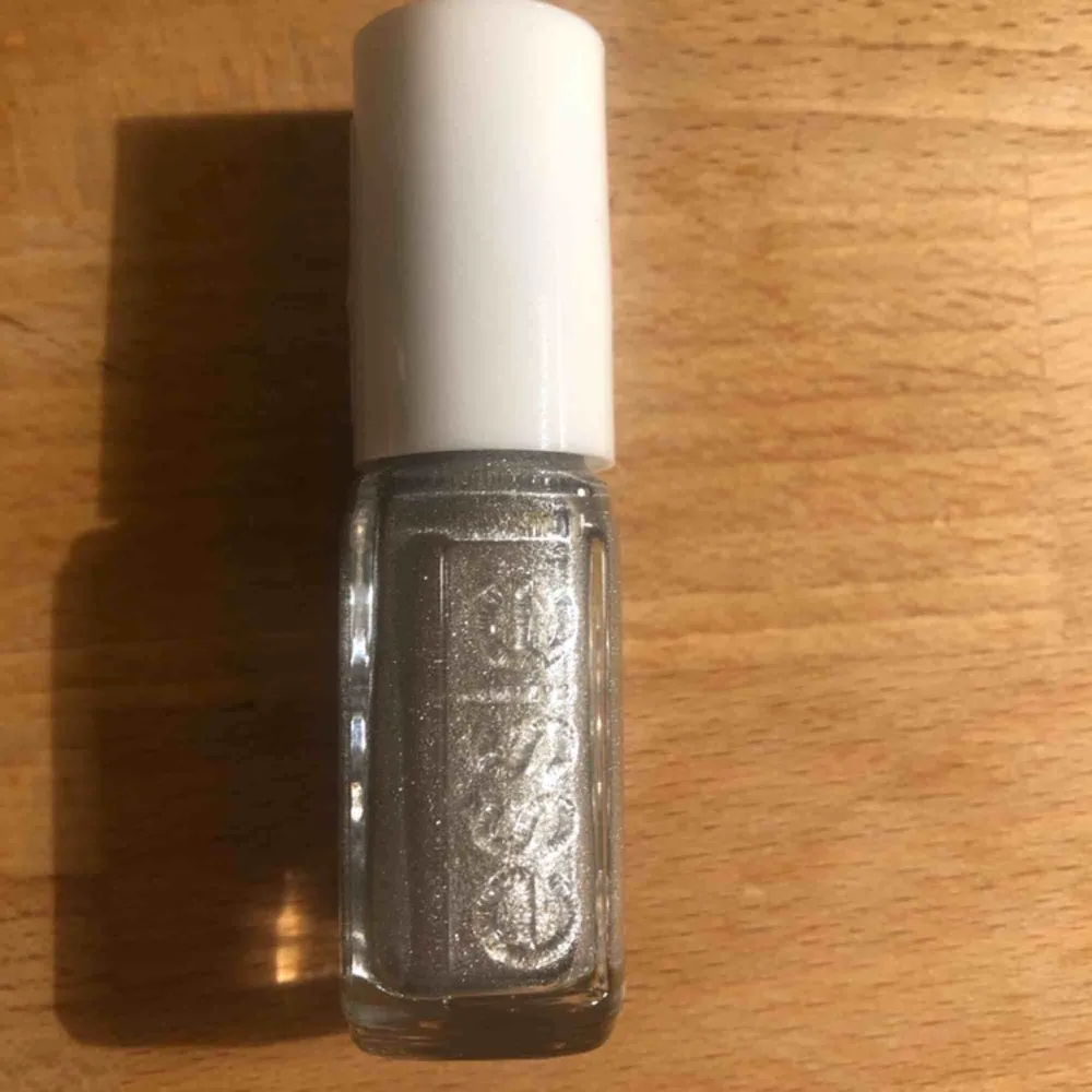 ESSIE nagellack i en fin silver/glittrig färg . Övrigt.