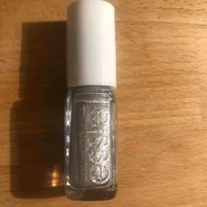  - ESSIE nagellack i en fin silver/glittrig färg 