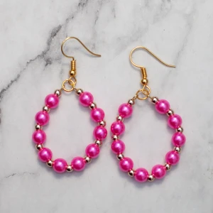  - Fina örhängen med rosa pärlor. Nickelfria. Obs! De är inte orangea som på bilden, Photoshop ändrar färgerna för mig 🙃 Fri frakt vid köp över 100:-.