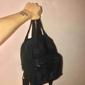  - Jättefin mini väska från Bershka 🖤 Kunden står för frakten. 💜
