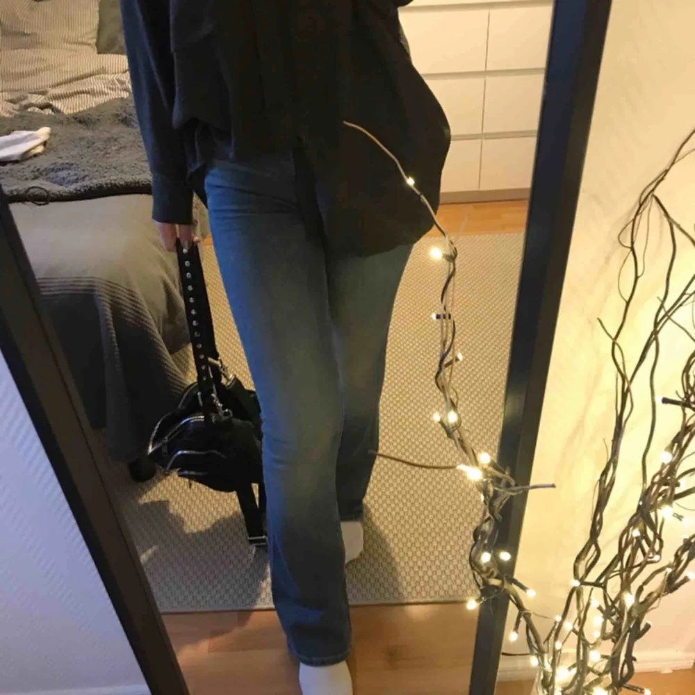 Nästintill oanvända jeans från Crocker. Modellen heter 231 och är bootcut👖Stretchigt men ändå rejält material, vilket gör att dem är supersköna + supersnygga! Nypris 800kr💙 Köparen står för fraktkostnaden.. Jeans & Byxor.