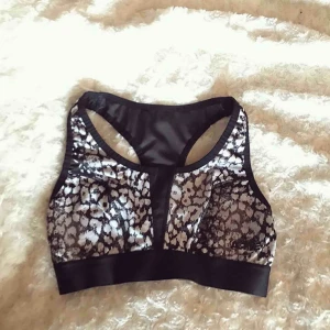  - Snygg och väldigt skön sport-bh ifrån Gina Tricot med fint leopardmönster. Kan justeras med hylsa på ryggen. Super bra skick. 💕