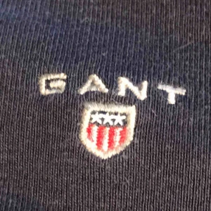  - Pikétröja från GANT (äkta) i färgen marinblå. Kan inte se några defekter på den. 
