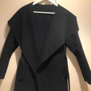  - Svart kappa från boohoo. Frakt tillkommer! Skicka ett PM vid frågor, fler bilder på plagget etc. 