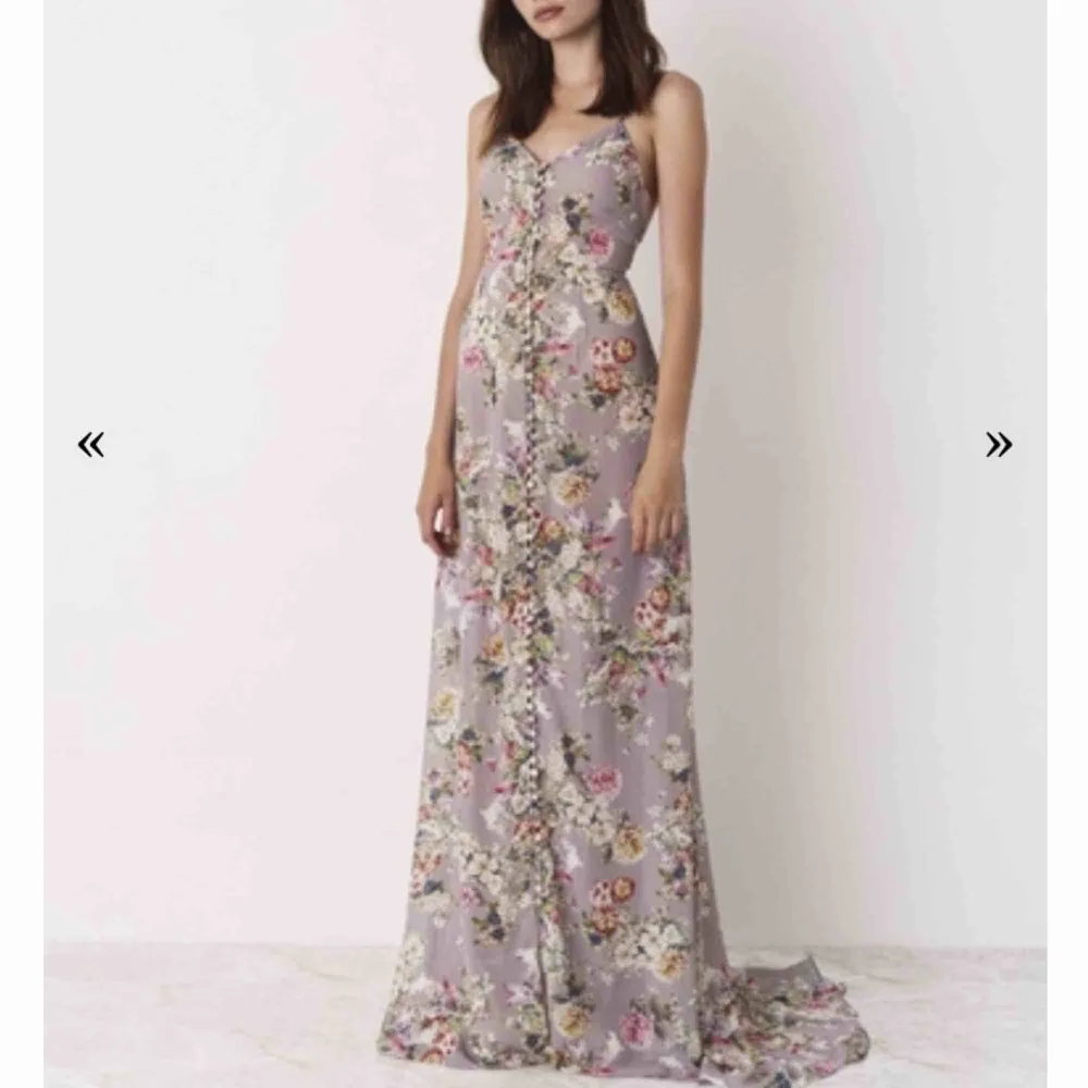I want to buy this dress size 36-38 if anyone have it please let’s me know.. Klänningar.