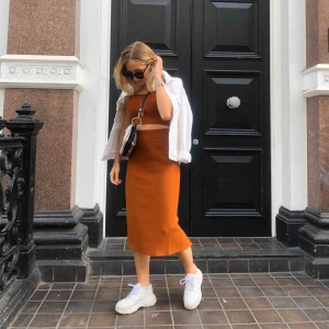  - Set med kjol och linne. Linnet är XS och kjolen är S! Skönt rubbar material, använt en gång. Köpare står för frakt! 