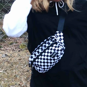  - Rutig midjeväska! Köpare står för frakt 