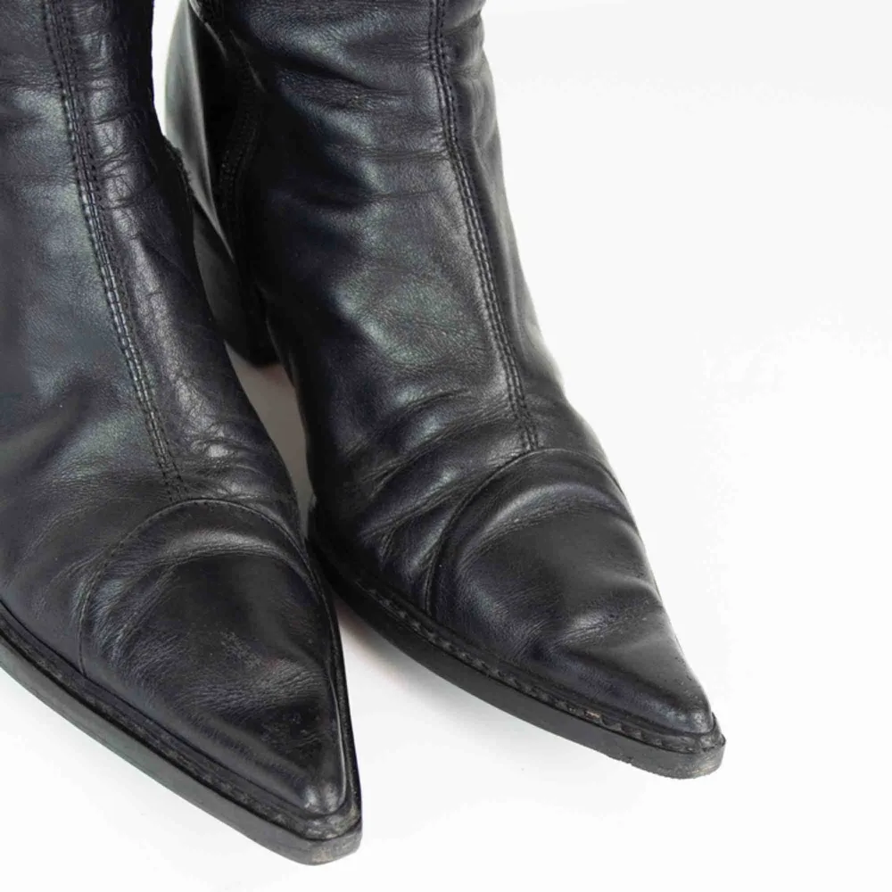 Vintage leather pointy toe heeled cowboy boots in black Light signs of wear Label: 36, may fit small 37 as well, the size is judged by a person with size 38 Free shipping! Read the full description at our website majorunit.com No returns . Skor.