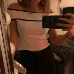 - En söt och fin topp från Zara i storlek S! Använd max en gång och är i bra skick. Köparen står för frakt💓