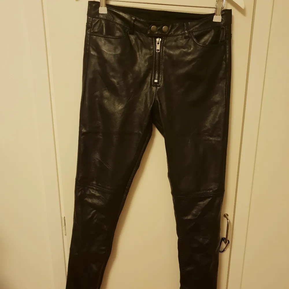 Läderbyxa i svart färg. Jeans & Byxor.