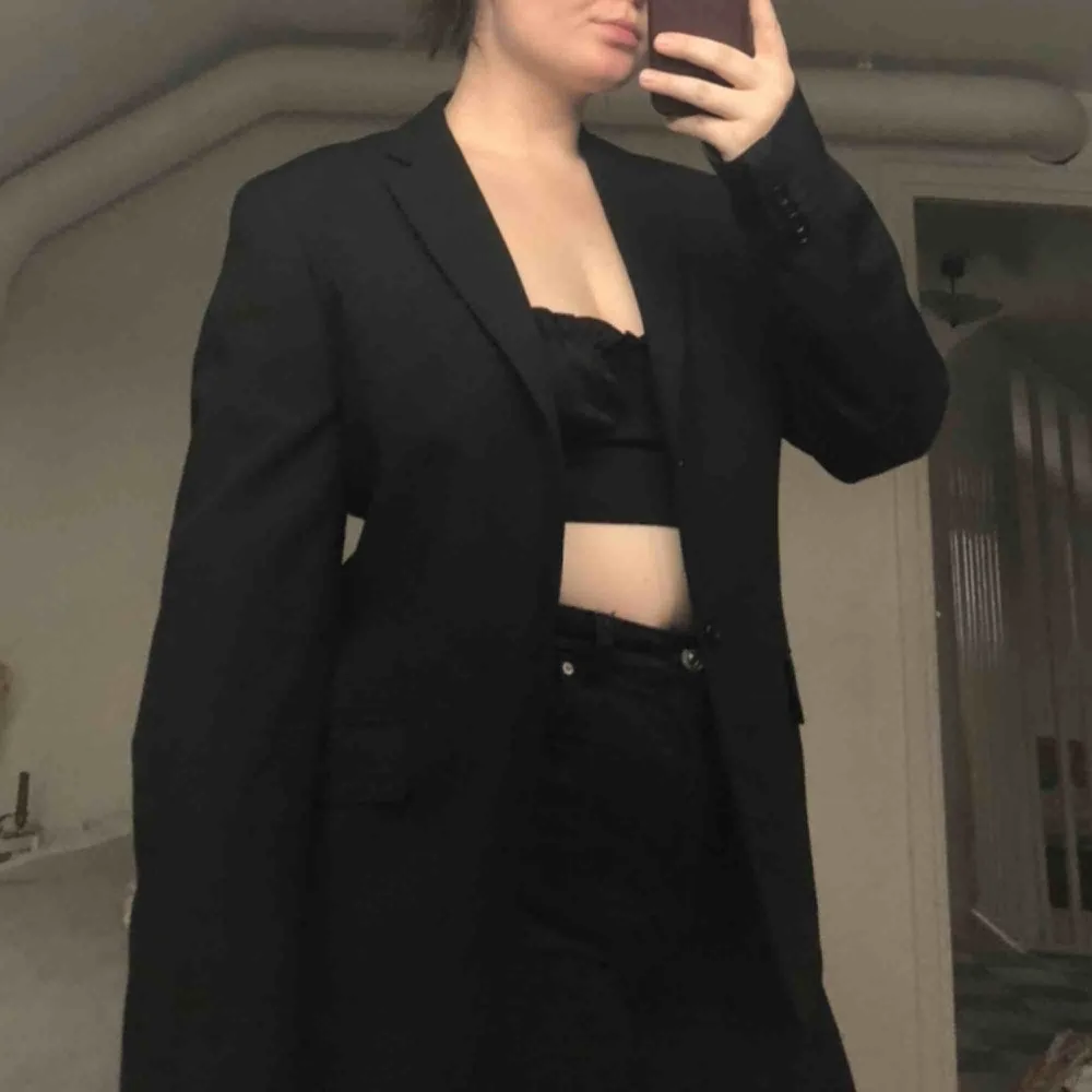 Supersnygg blazer/kavaj 🖤 Köpt second hand och är i perfekt skick. Oversize passform . Kostymer.