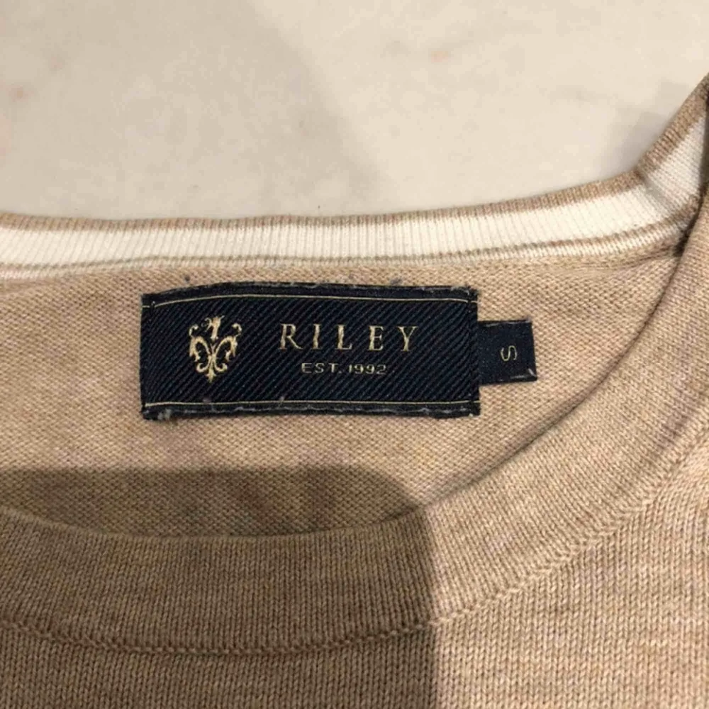 Beige tröja från märket Riley. Köptes från en brothers butik. väldigt snygg med eller utan en skjorta under. Passae Xs,S möjligen m. Kunden står för frakten :). Tröjor & Koftor.