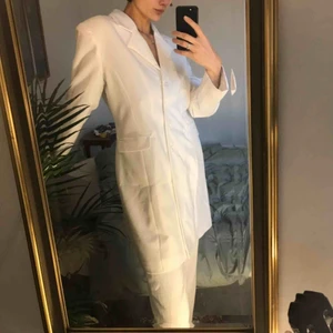  - Ett vitt kostym set i bra skick! Köp hela settet för 400kr eller varsina delar för 250kr 