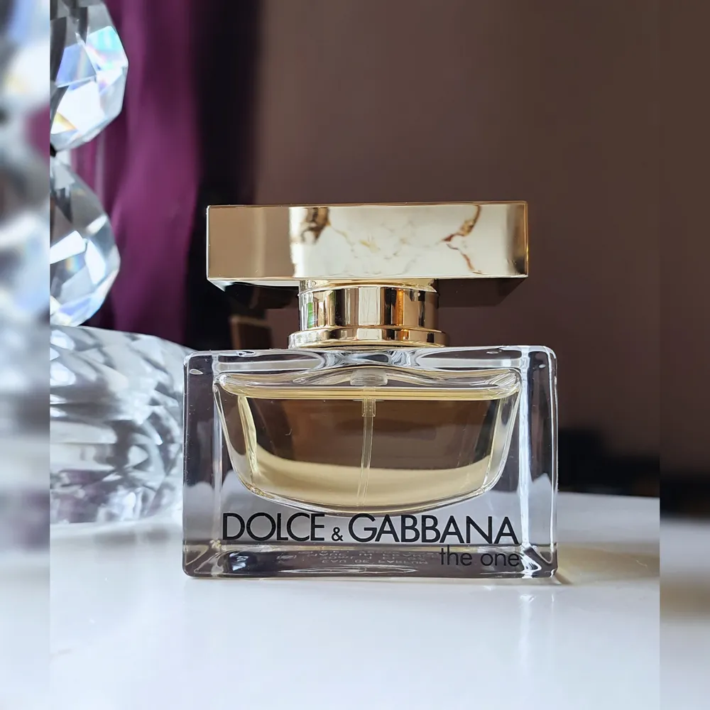 Dolce & Gabbana The One edp. Flaska som rymmer 30ml. Sparsamt använd enligt bilder. Ask saknas. Frakt: 45 kr (postnord). Övrigt.