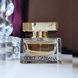 Dolce & Gabbana The One edp. Flaska som rymmer 30ml. Sparsamt använd enligt bilder. Ask saknas. Frakt: 45 kr (postnord)