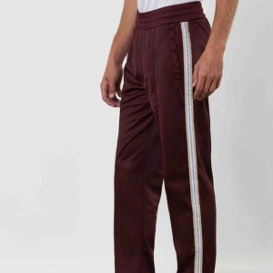  - Wesc byxor, (väldigt sköna) Sparsamt använda Stl L men sitter som en storlek M Orginal pris: 1000kr