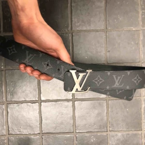  - Hej, säljer nu mitt äkta Louis Vuitton bälte i nyskick.  Jag säljer iväg det då det inte har kommit till användning.  Det är stl 90.   Nypris är 4800:-  Vid frakt står köparen för frakten. Bältet finns i Norrköping men kan tas till Borlänge.   